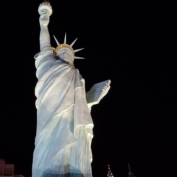 Meet your Posher, Lyndz everything - Picture 2 of 3